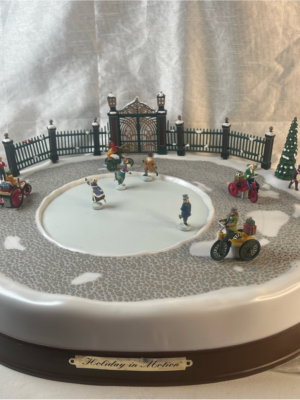 Vintage 1996 Mr Christmas Holiday in Motion animated ice skaters - Picture 8 of 16